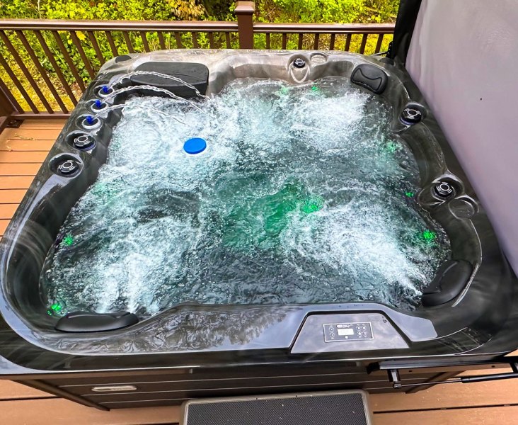 hot-tub-with-lights